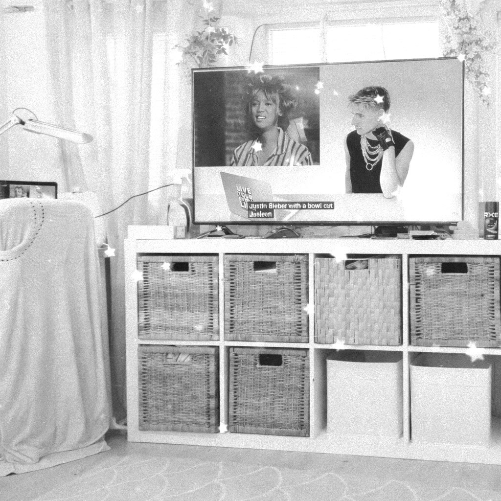 Tittar på Brad Mondo med Luna ❤️