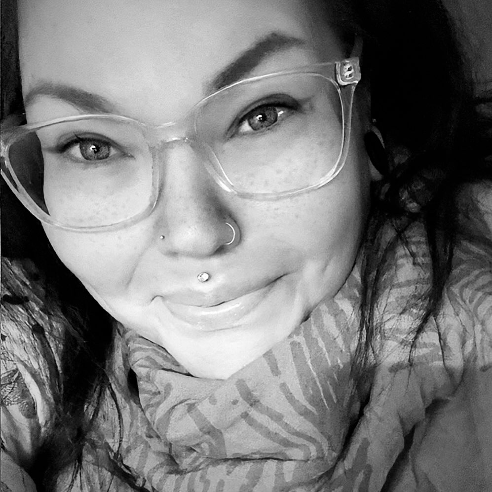 Hej! Idag mår jag inte så bra. Jag känner mig överväldigad, ångestfylld och överstimulerad. Det är en jobbig känsla, särskilt när jag egentligen bara vill kunna njuta av helgen. Men istället snurrar tankarna kring nästa vecka och alla måsten som väntar.

Jag tror att mycket handlar om min autism. När det blir för många intryck på en gång kan det liksom slå över. Ljud, ljus, sociala sammanhang och allt som händer runt omkring kan bli för mycket. Då känns det nästan som att hjärnan trycker på paus samtidigt som kroppen får panik. Jag låser mig lite och allt känns väldigt stort och svårt.

Just nu känns det mest överväldigande. Som att jag inte riktigt får luft. Svårt att förklara egentligen, men kanske känner någon igen känslan. Men jag vet också att det brukar lösa sig. Det känns bara extra tungt just i stunden.

Något jag verkligen ser fram emot är fredag när älsklingen kommer. Då tänker jag borra ner mig i hans famn, känna hans doft och bara ta emot all värme. Just nu känns det som precis det jag behöver mest i världen – en riktigt lång kram.

Trots allt har dagen ändå haft sina fina stunder. Jag fick ett städryck här hemma, lagade mat och har umgåtts med Luna. Vi ska lämna henne på måndag, så vi försöker passa på att ha det lite extra mysigt nu. Vi har även varit iväg och handlat lite gott tillsammans idag.

Maten har däremot varit svår idag igen. Jag mår så illa och får knappt i mig något. Till middag gjorde jag korvstroganoff med ris till de andra, men själv har jag bara fått i mig lite knäckebröd och frukt. Och ändå mår jag illa efter bara två knäckemackor. Det är verkligen jobbigt när det blir så här, men tyvärr händer det ibland.

Nu tänker jag försöka ta resten av kvällen lugnt. Andas lite, vila hjärnan och påminna mig själv om att det är okej att ta en dag i taget.